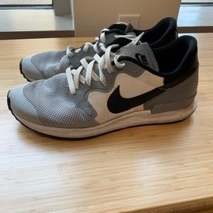 Nike Air Berwuda in white/gray/black size 12